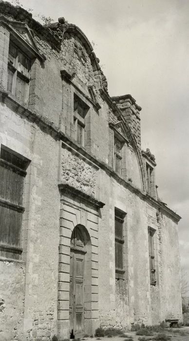 façade sud-est sur la cour d’honneur, vue partielle