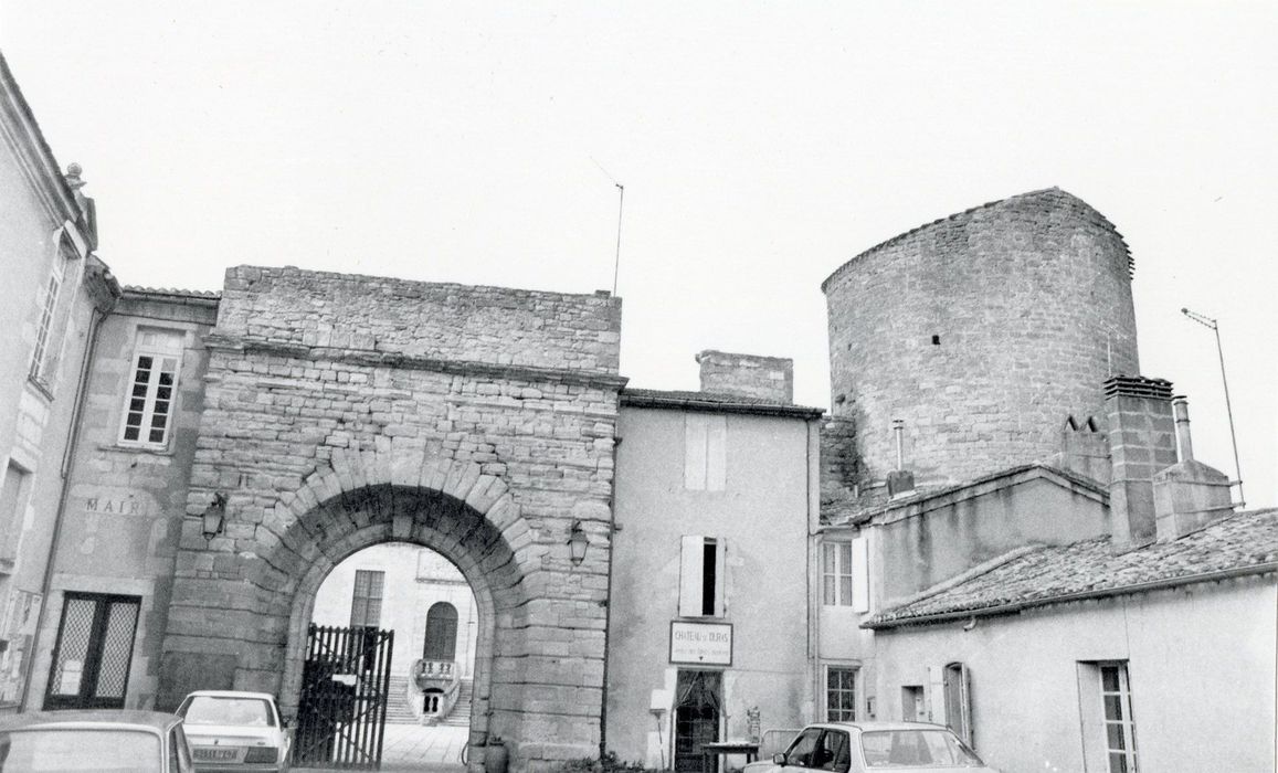 portail d’accès monumental est sur la cour d’honneur