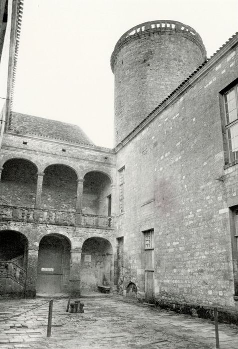 cour intérieure, vue partielle des façades