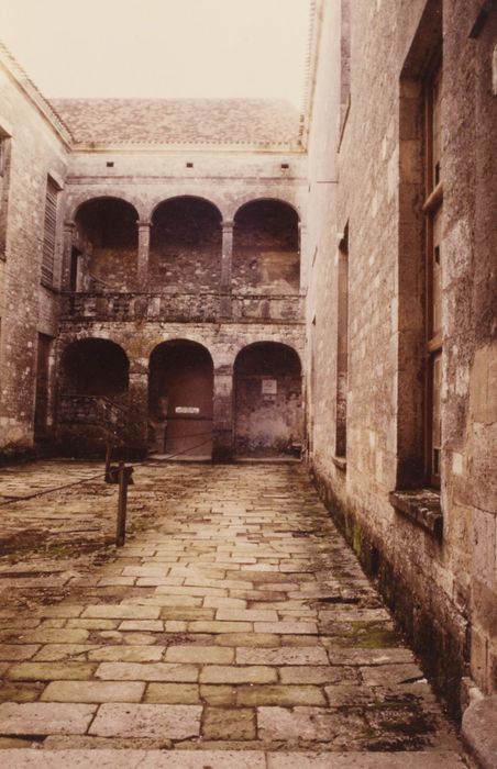 cour intérieure, vue partielle des façades