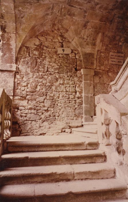 cour intérieure, escalier de la galerie