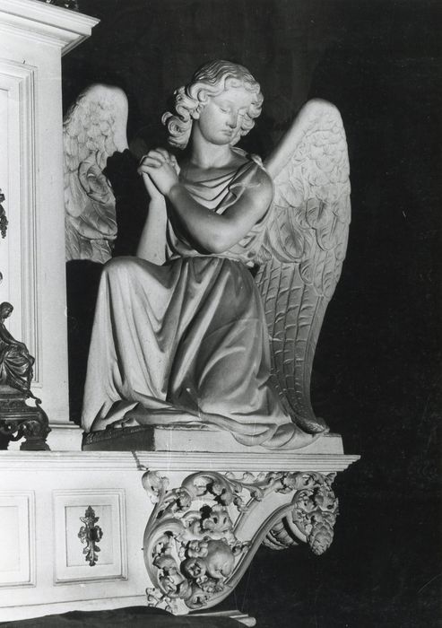 statue du maître-autel : Ange adorateur