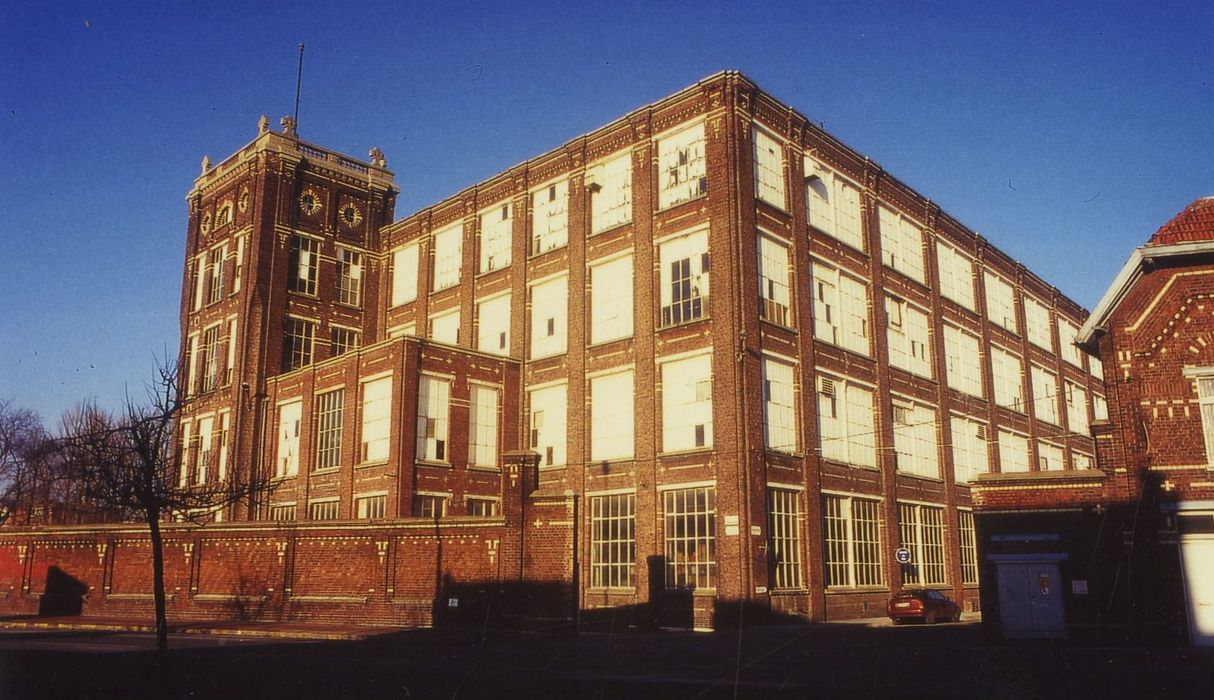 Vue générale du bâtiment depuis le boulevard Industriel