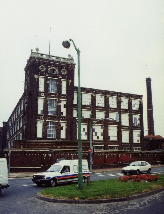 Vue générale du bâtiment depuis l’angle du boulevard Industriel et de la rue Colbert