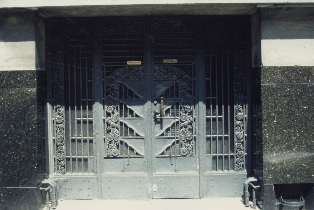 porte d’accès sur rue au garage