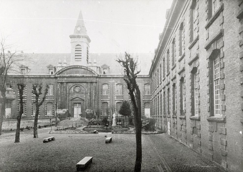 Façades sur cour, vue partielle