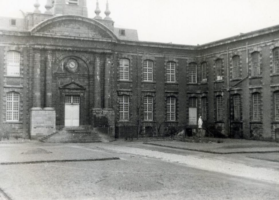 façades sur cour, vue partielle