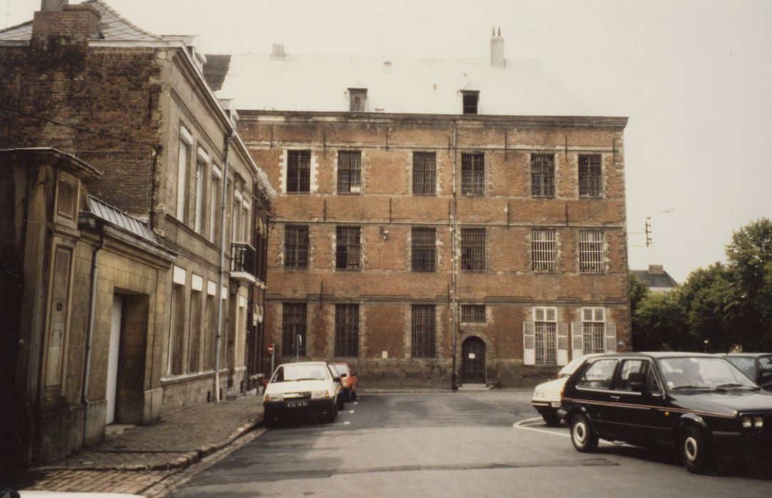 façade sur la place Verte, vue partielle