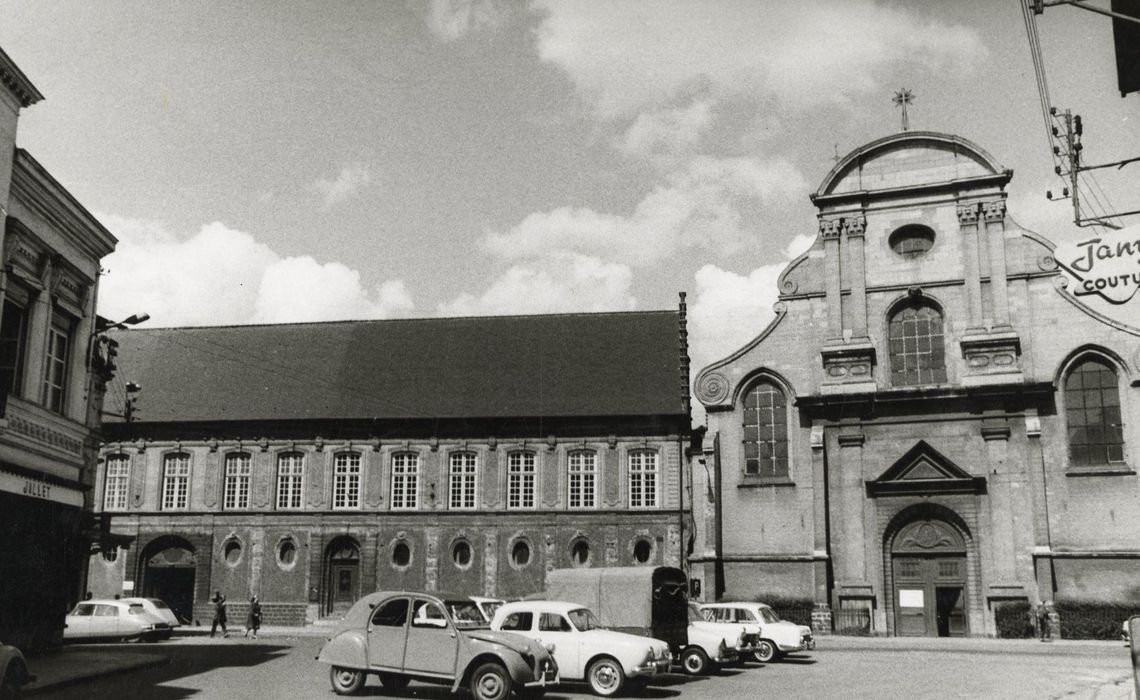 façade de l’église et de la façade sur rue de l’ancien collège des Jésuites