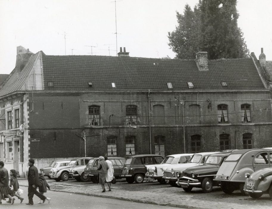 façade latérale sur la place Edmond Guillaume