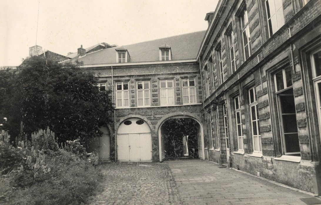 façade latérale sur jardin