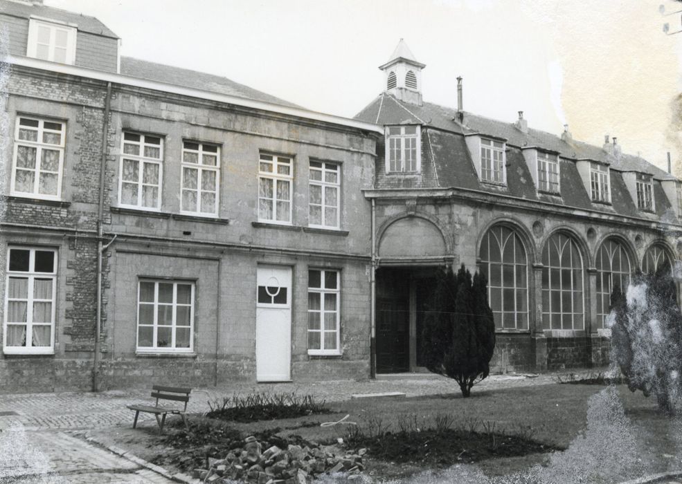 façade sur cour, vue partielle