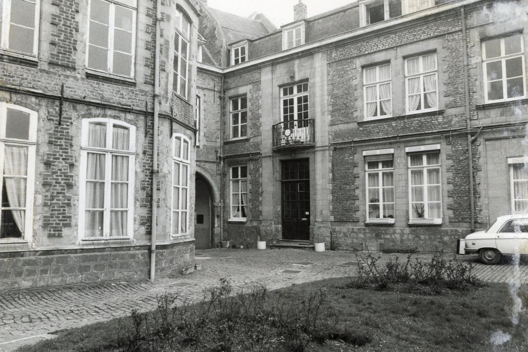 façade sur cour, vue partielle