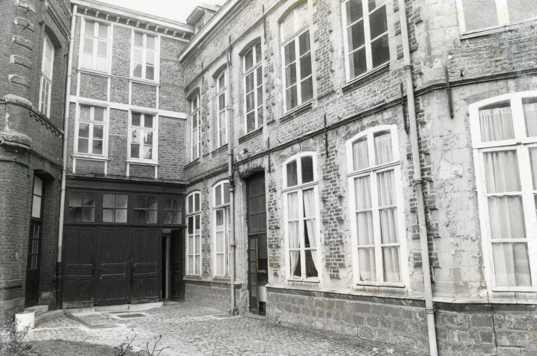 façade sur cour, vue partielle