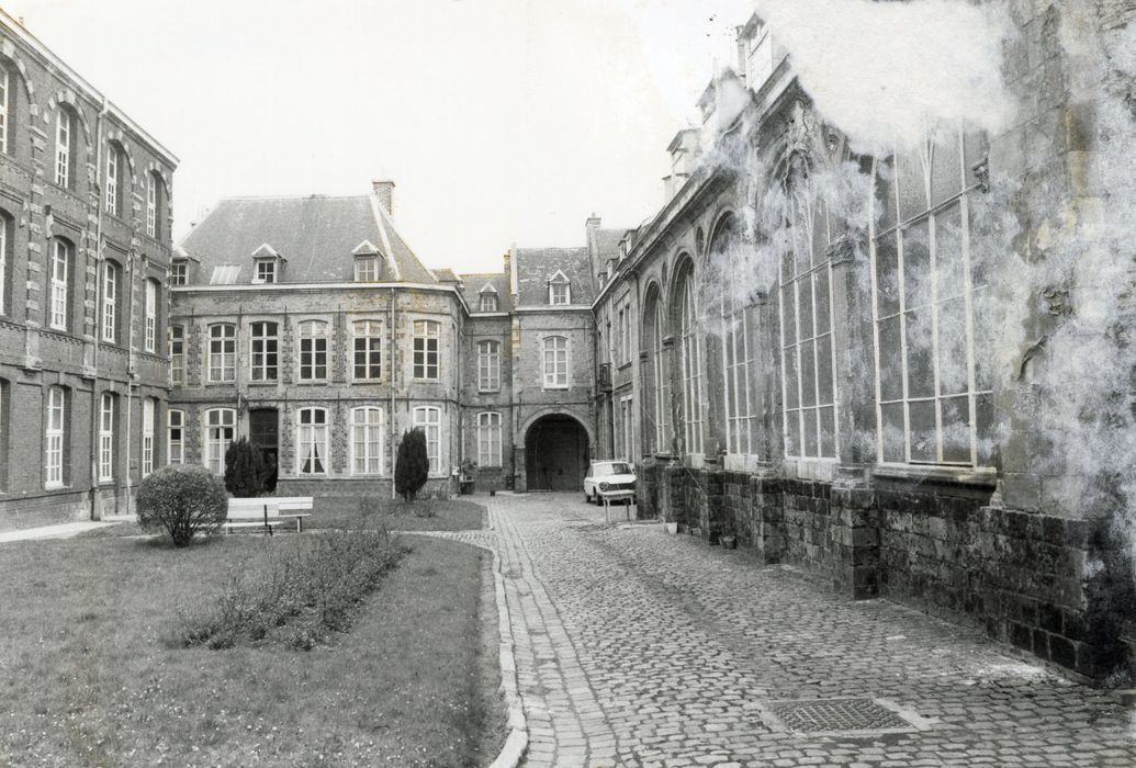 façade sur cour, vue partielle