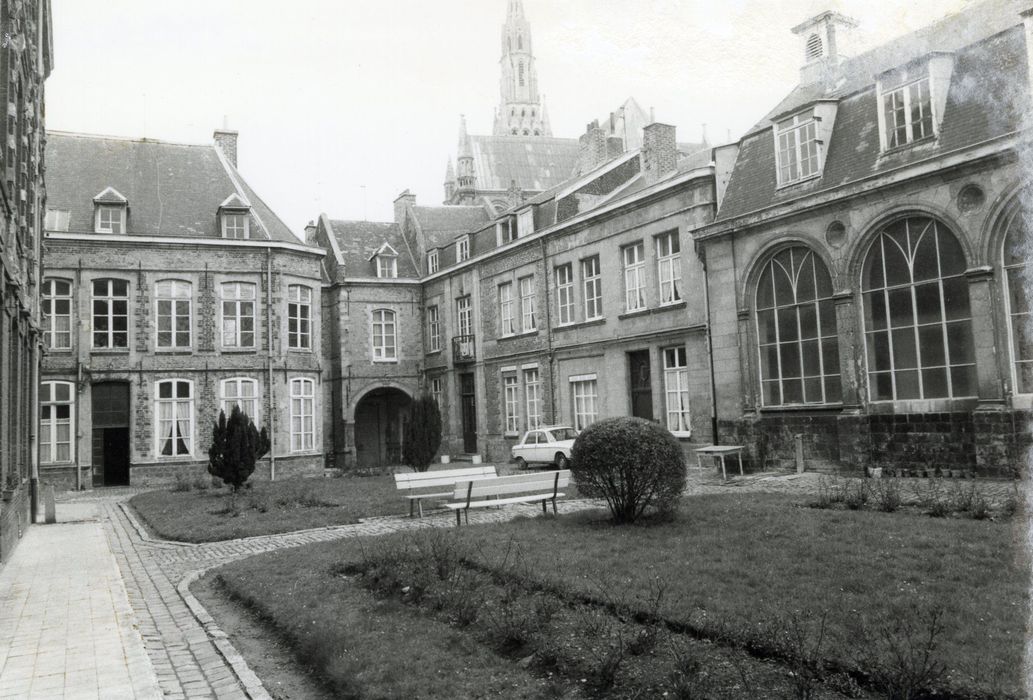 façade sur cour, vue partielle