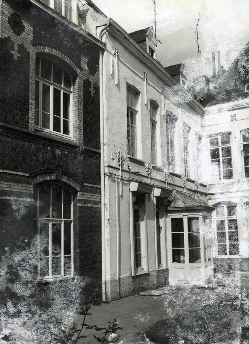 façade latérale de la chapelle avec les parties anciennes de l’hôtel