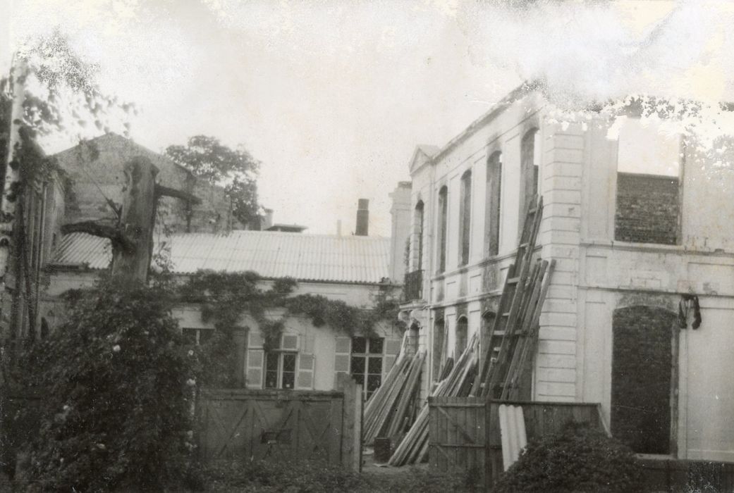 façades sur cour, vue partielle