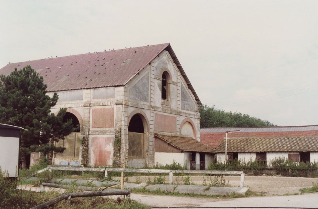 bâtiment ouest servant de manège