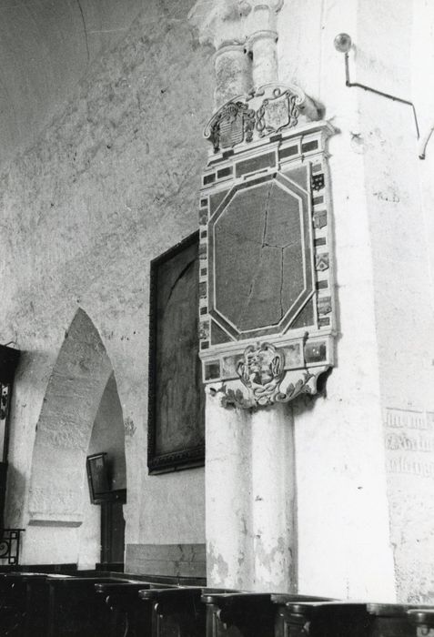 plaque funéraire de la famille de Montberon, de Thierry et ses alliés