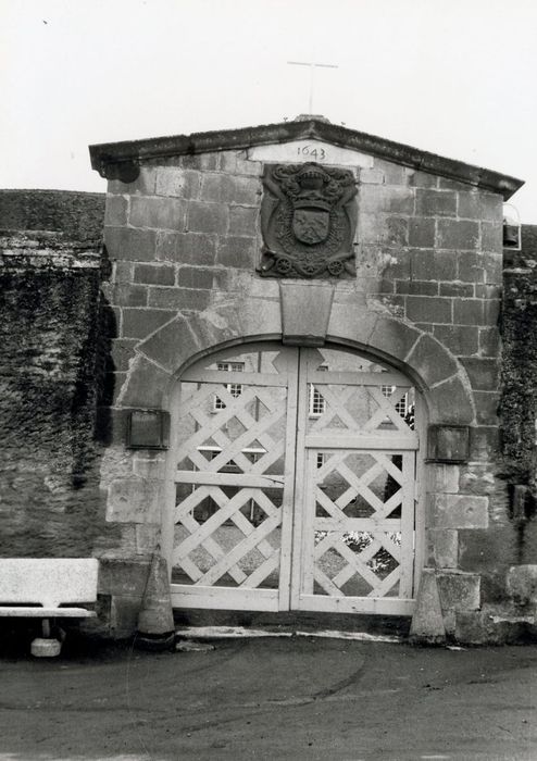 portail d’accès sud sur rue à la cour d’honneur