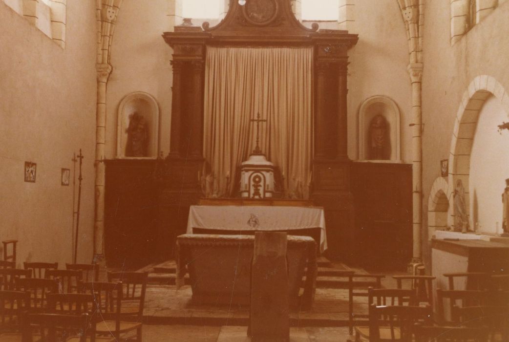 Autel (maître-autel), tabernacle, retable et ses tableaux : Assomption et Dieu le Père avec le Saint Esprit