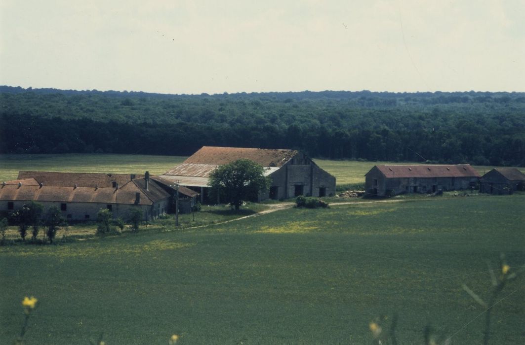 vue générale des bâtiments dans leur environnement depuis l’Ouest