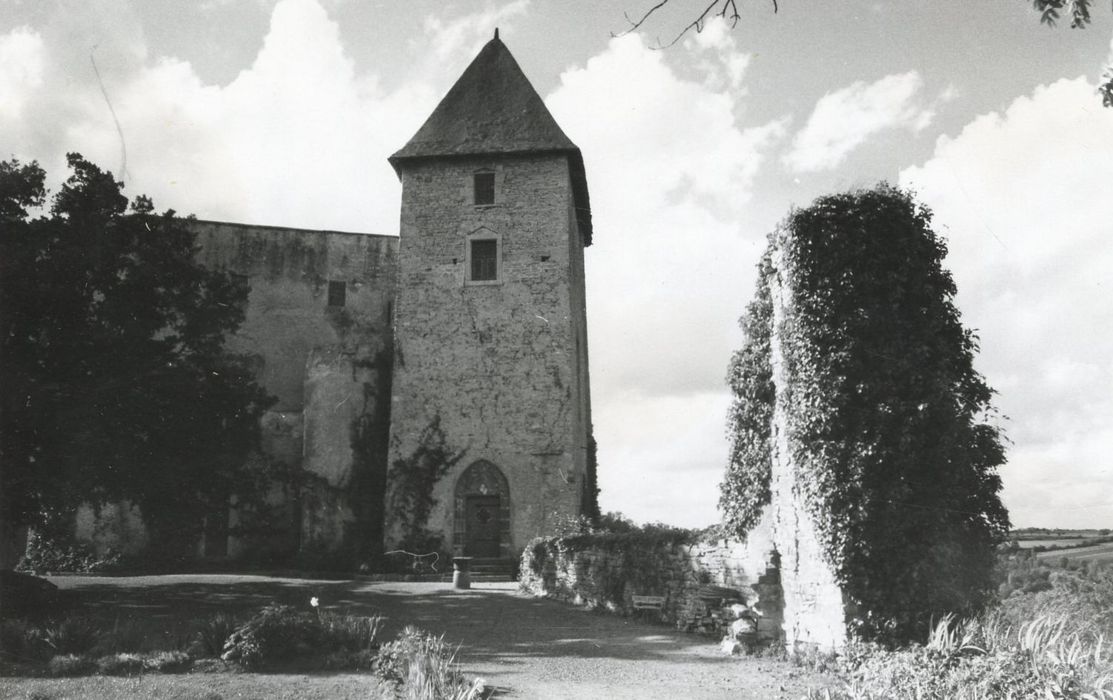 façade sud-est sur la basse-cour au sud