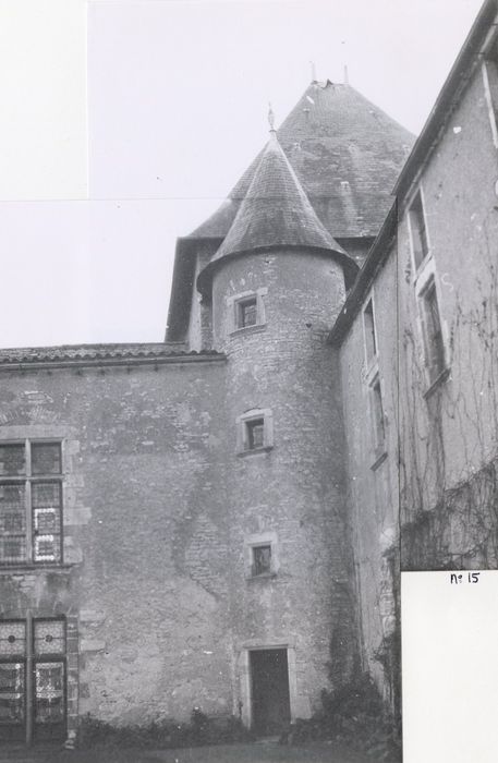 tour d’escalier à l’angle sud-ouest de la cour nord