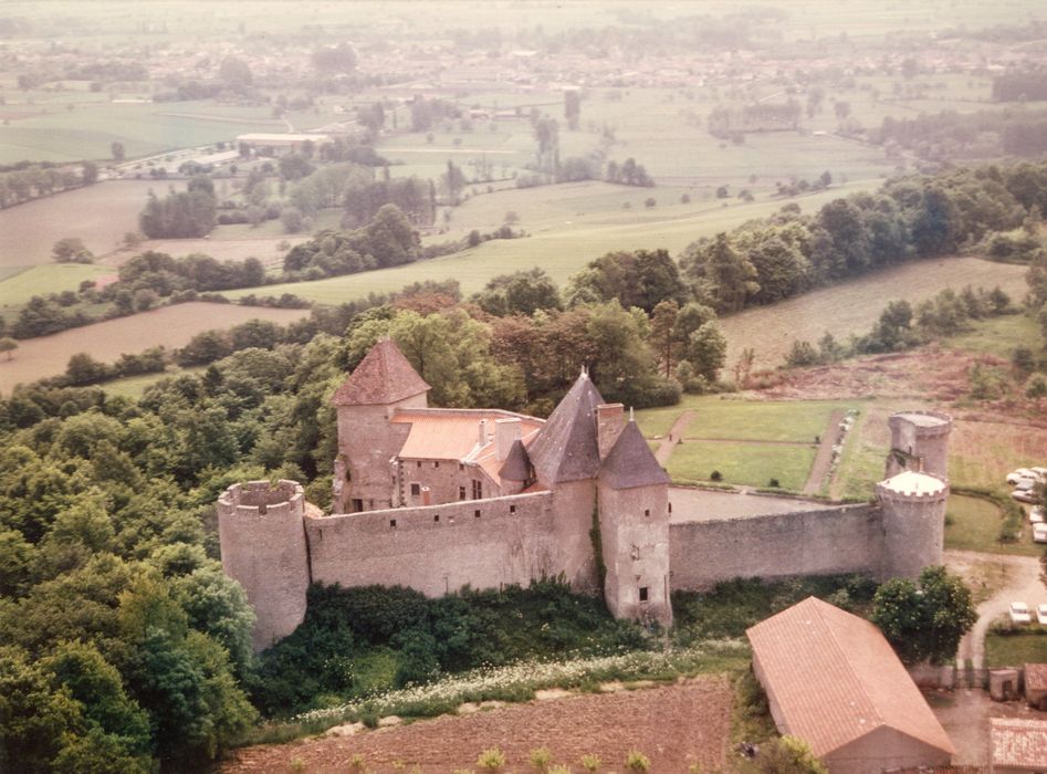 vue aérienne du château dans son environnement depuis l’Ouest