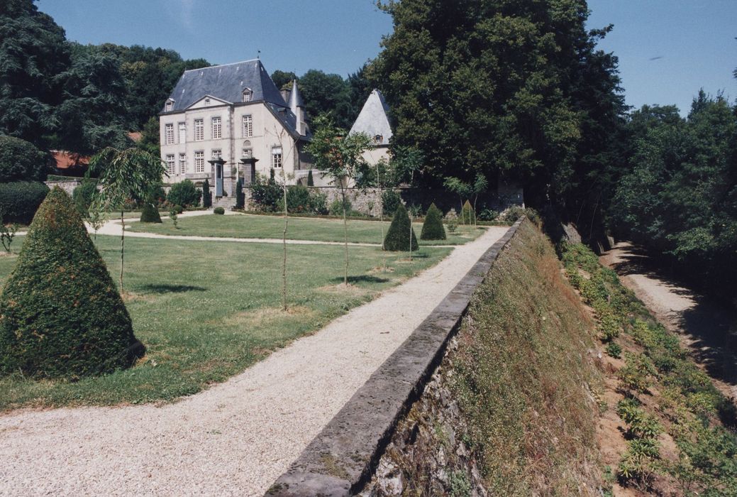 vue générale du château dans son environnement depuis le Sud-Est