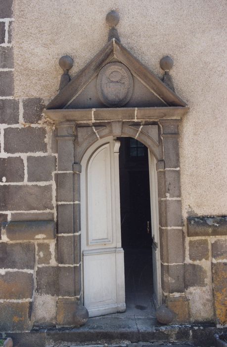 façade ouest, porte d’accès à la chapelle