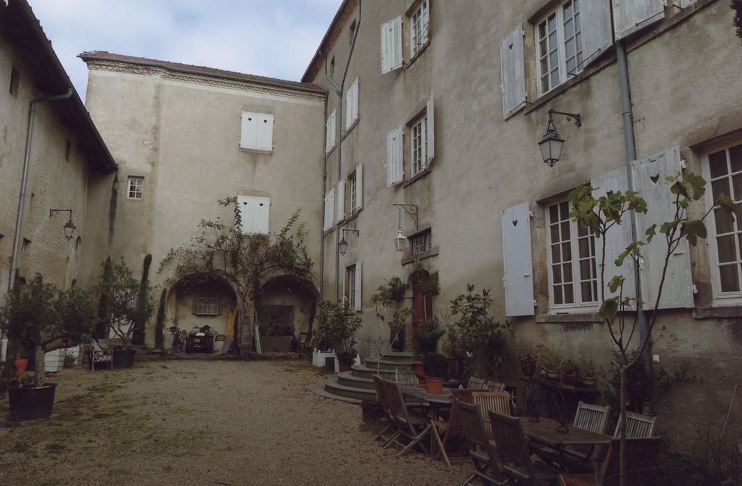 cour intérieure, façades sud et ouest