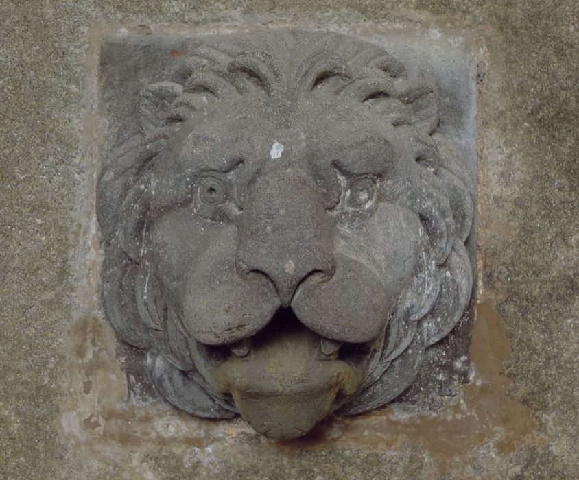 cour intérieure, fontaine, détail du masque