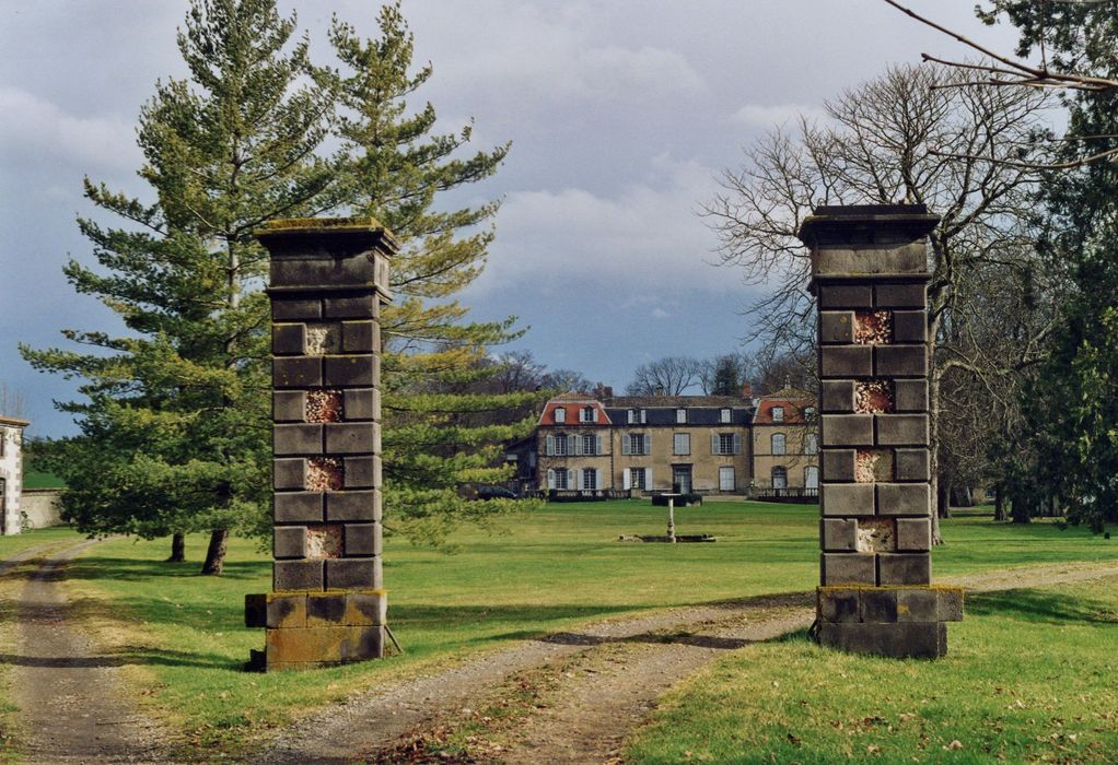 piles encadrant l’accès ouest au parc du château