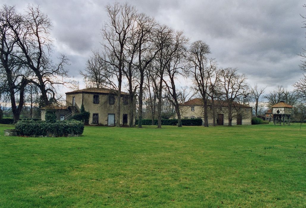 communs sud, pigeonnier, vue générale depuis le Nord-Est