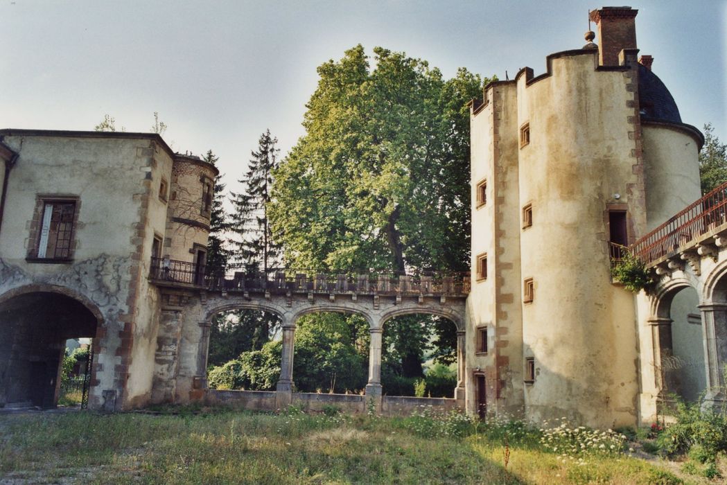 donjon et porterie depuis la cour intérieure