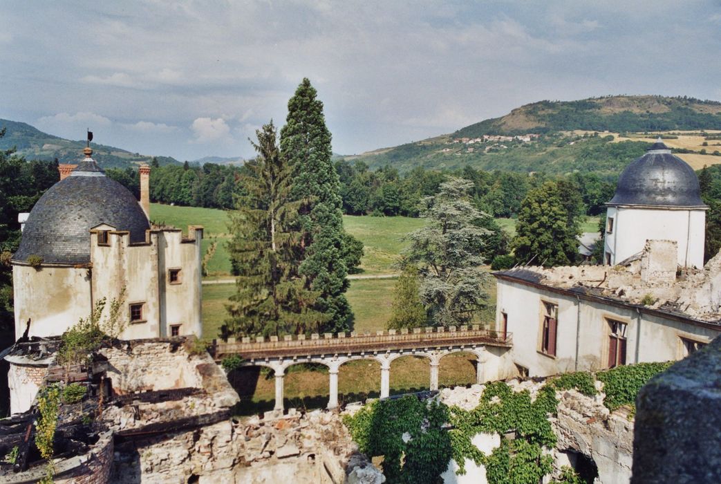 vue partielle des ruines depuis la tour sud-est