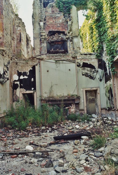 aile est, rez-de-chaussée, salon, vue partielle des ruines