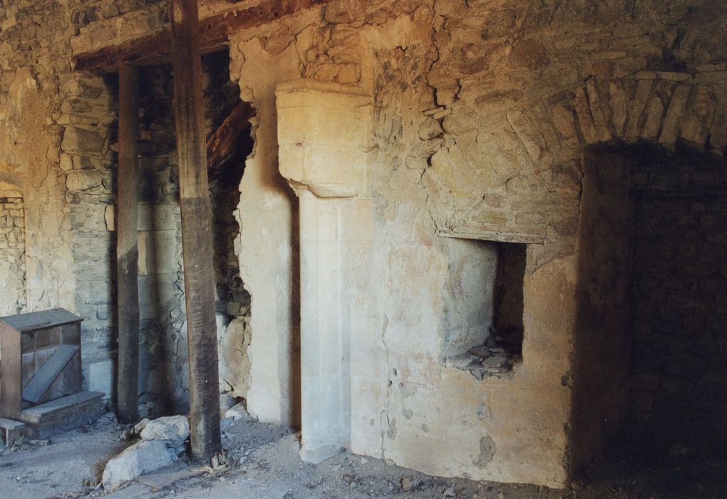 logis du prieur, salle est, mur nord, vestige d’une cheminée monumentale