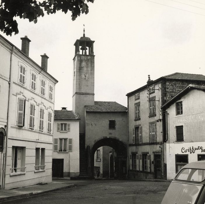 vue générale de la porte dans son environnement depuis l’Est