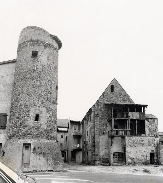 vestiges de l’ancien château, façade ouest de la chapelle