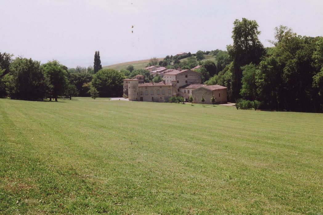 vue générale du château dans son environnement depuis le Nord-Est