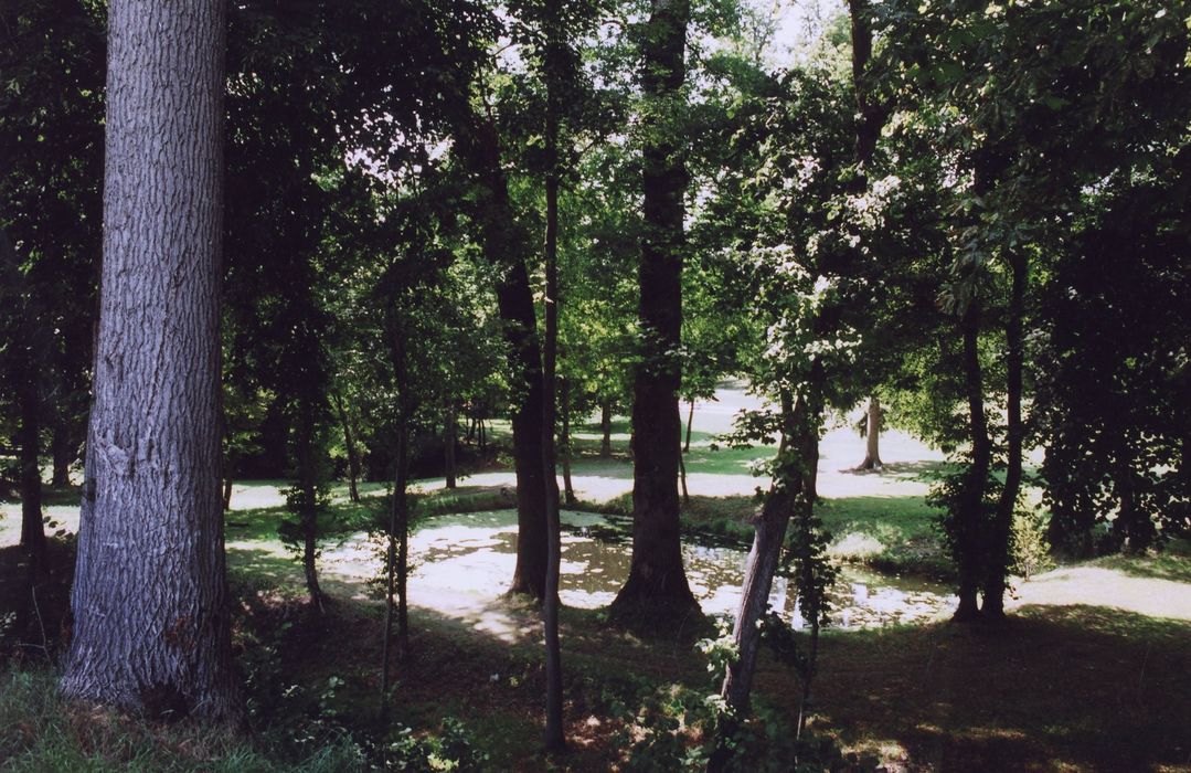 parc, pièce d’eau, vue partielle