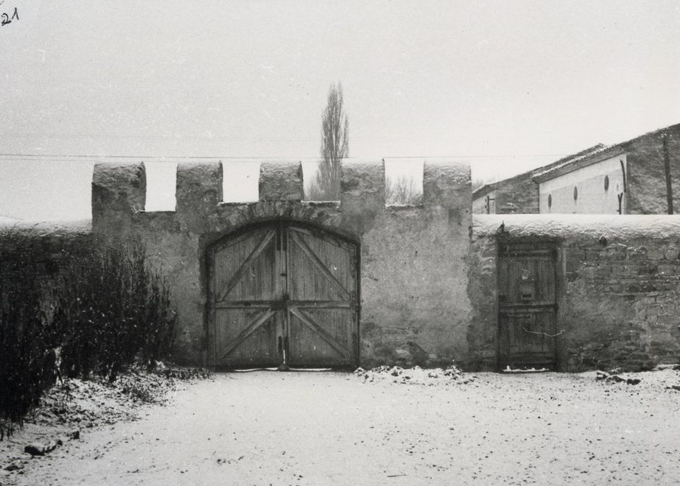 portail d’entrée sud sur la cour d’honneur