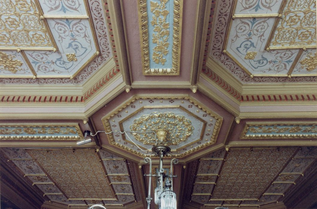 Rez-de-chaussée, grand salon, vue partielle du plafond à caissons