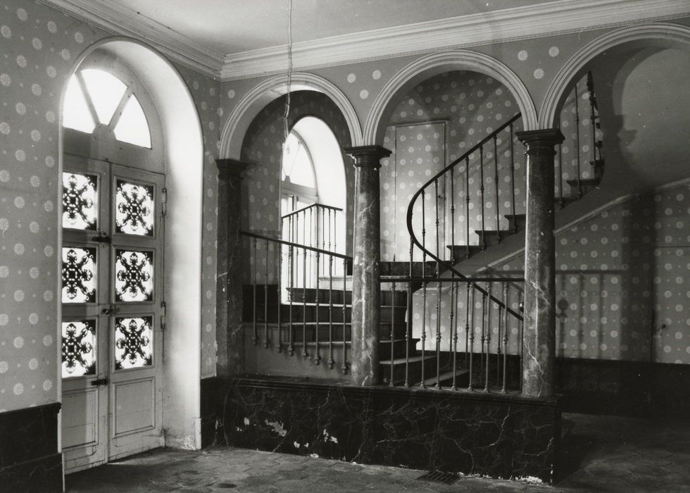 rez-de-chaussée, vestibule d’entrée, escalier