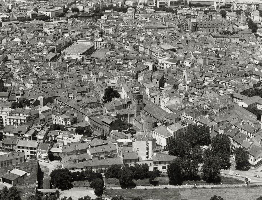 vue aérienne de l’église dans son environnement urbain