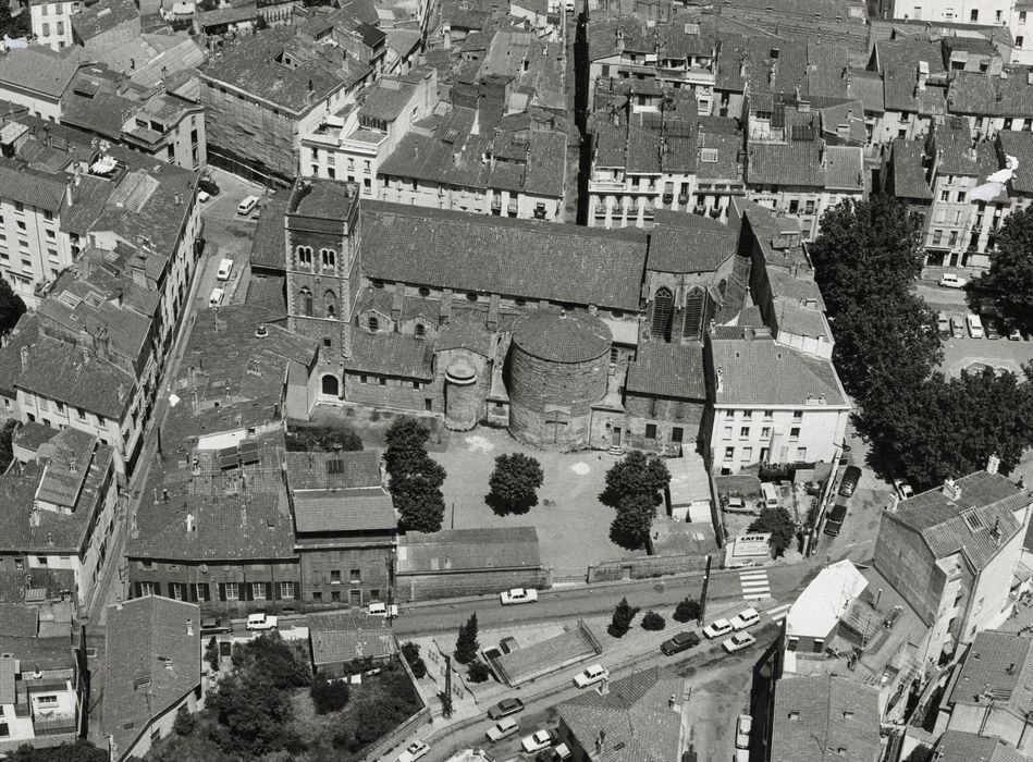 vue aérienne de l’église dans son environnement urbain