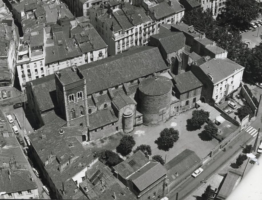 vue aérienne de l’église dans son environnement urbain